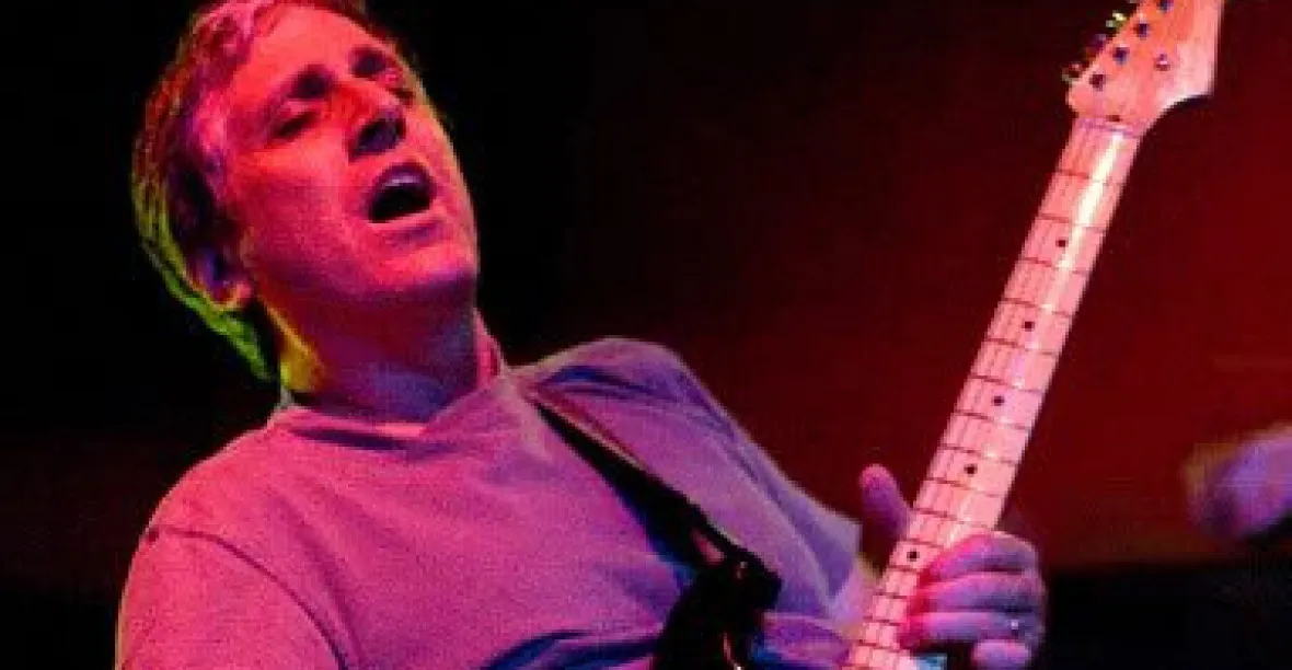 Zemřel bývalý kytarista skupiny Red Hot Chili Peppers