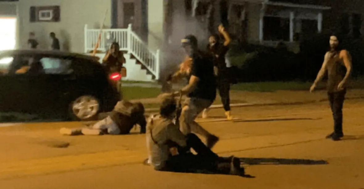 VIDEO: „Zabili by ho“. Trump hájí mladíka, který během protestů zastřelil dva lidi