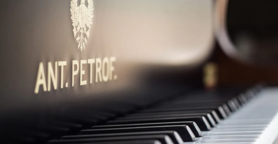 Drak se začíná zlobit: Číňané neodebrali zakázku za 5 milionů od výrobce klavírů Petrofa