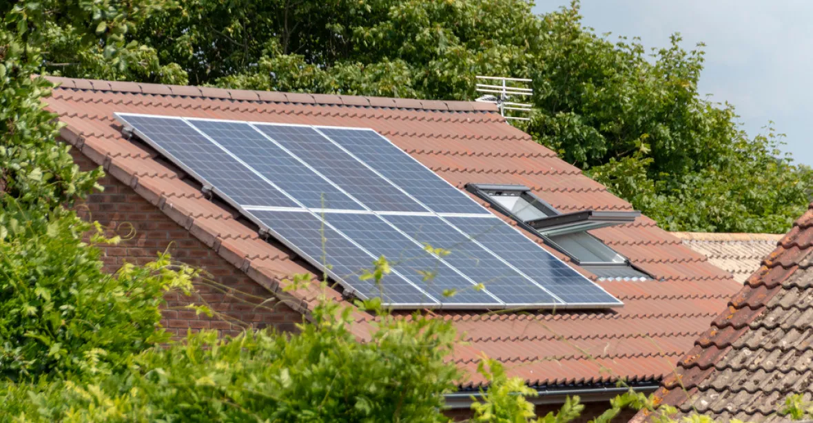 Solární panely na střechách nových domů mají být povinné