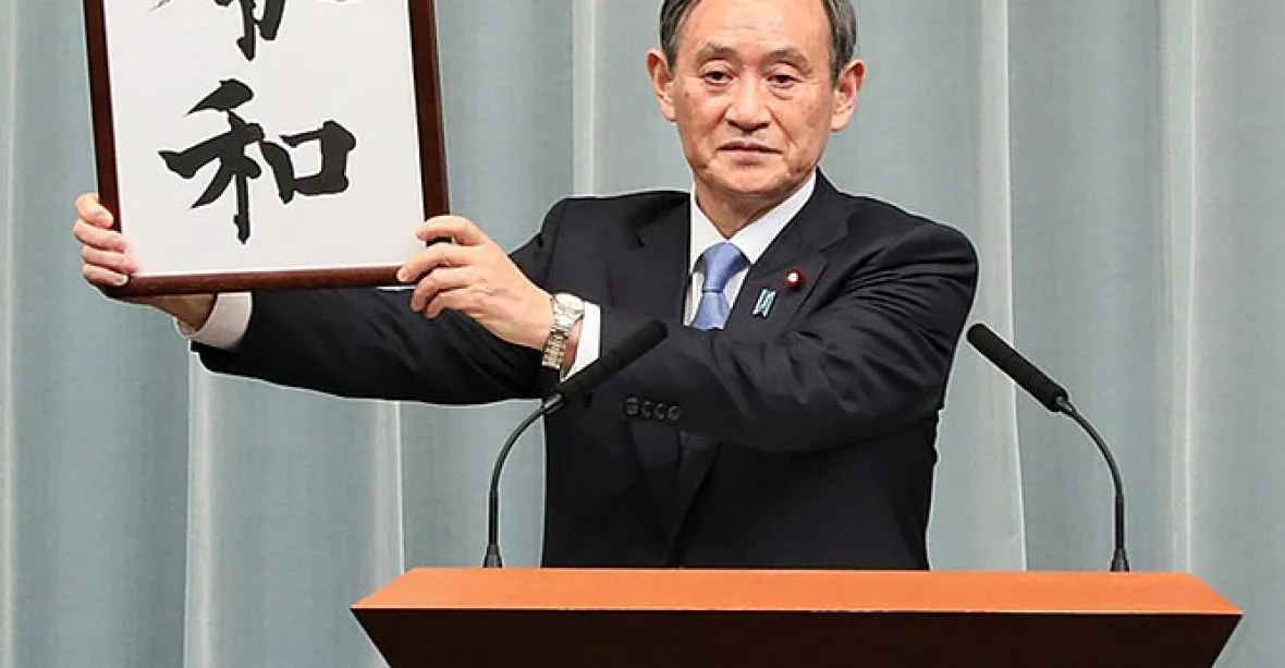 Do čela japonské vlády se postaví jednasedmdesátiletý Jošihide Suga, spojenec Abeho
