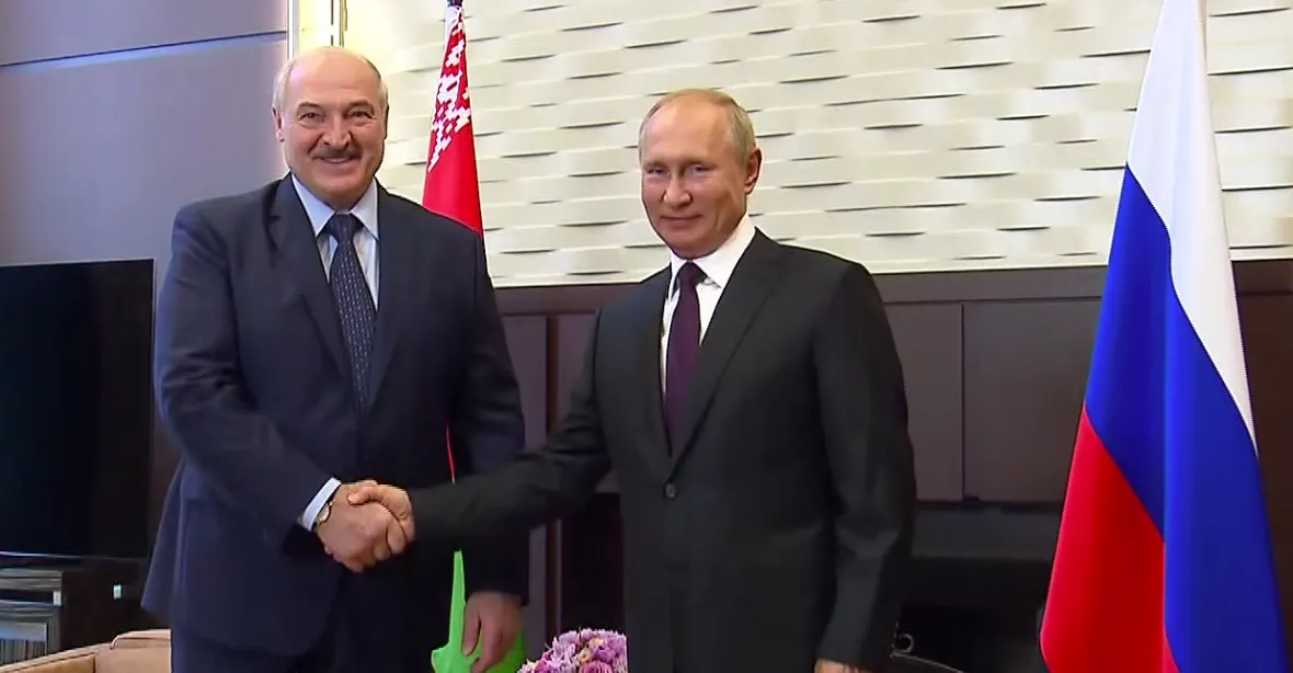 Putin slíbil Lukašenkovi pomoc, půjčí mu přes 30 miliard