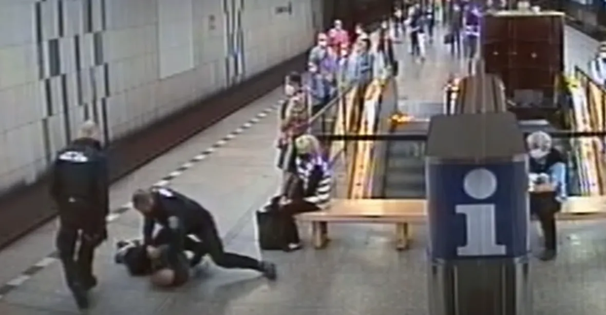 VIDEO: Muž si v metru nechtěl nasadit roušku. Strážníci ho nakonec spoutali