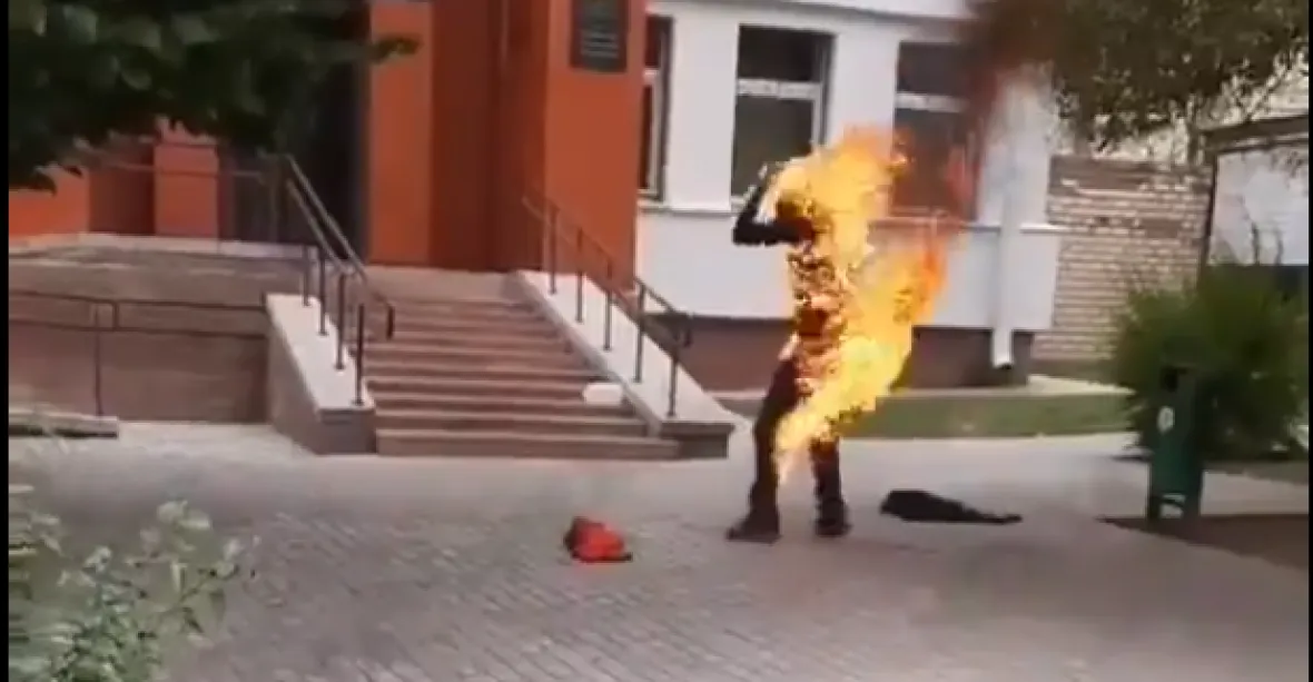VIDEO: Běloruský Palach? Muž se před policejní stanicí polil benzínem a zapálil