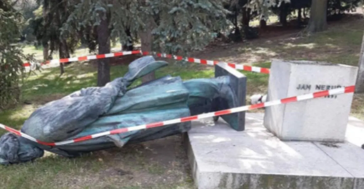 Na Petříně byla poničena socha Jana Nerudy. Okolnosti prověřuje policie