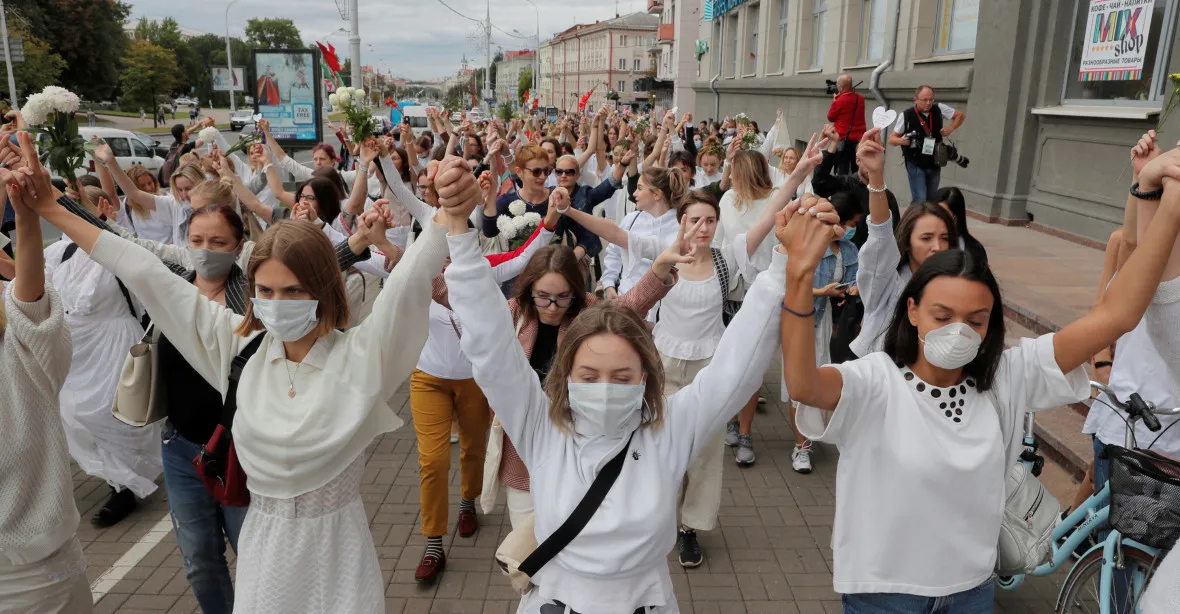 Chlapce zbili, dívky taky. Policie v Minsku opět zatýkala stovky demonstrantek