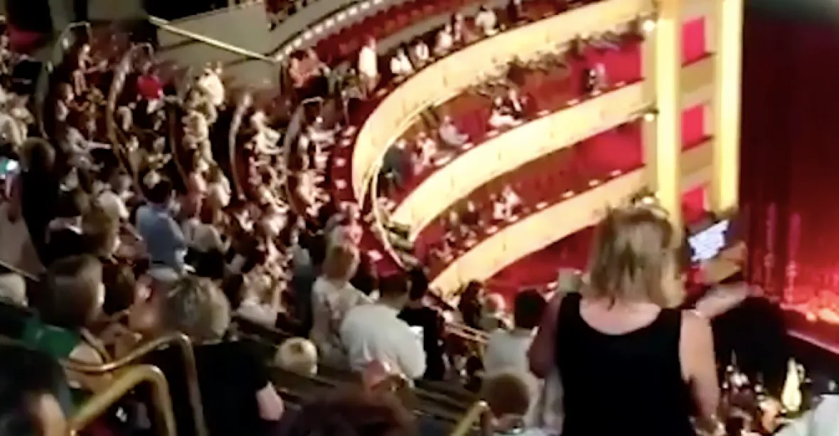 VIDEO: Jsou moc blízko, křičeli diváci v opeře kvůli nedostatečným covidovým opatřením