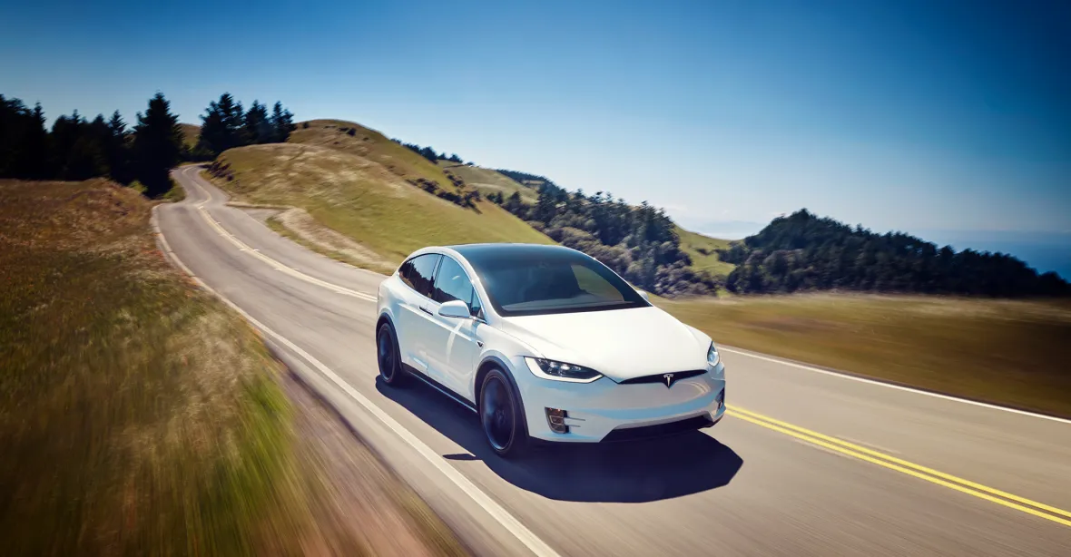 Tesla chce vyrábět i levnější auta. Akcie po Muskově prohlášení dál klesly
