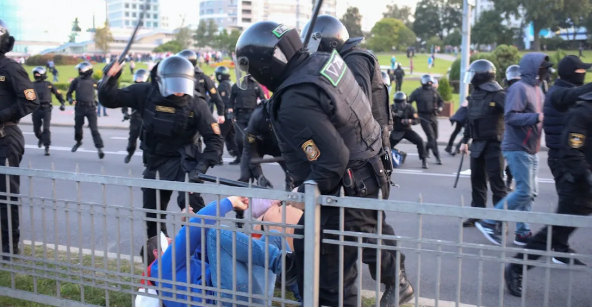 „Brutální zatýkání a bití.“ Bělorusové šli znovu do ulic, policie je rozháněla vodními děly