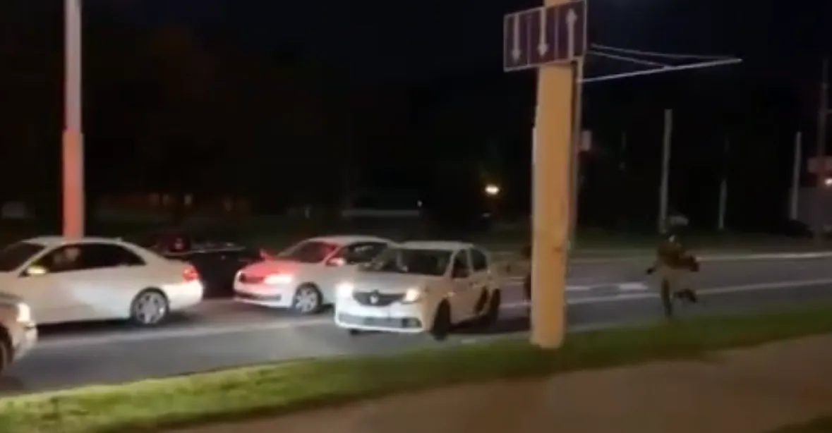 VIDEO: Taxikář v Minsku zachránil demonstranta před těžkooděnci