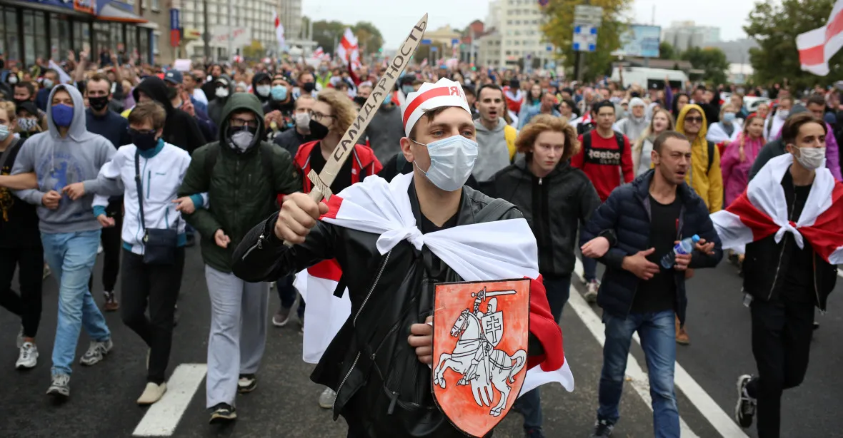 „Svjata je prezidentka“. Minsku opět demonstrují desítky tisíc lidí, přes 50 bylo zadrženo