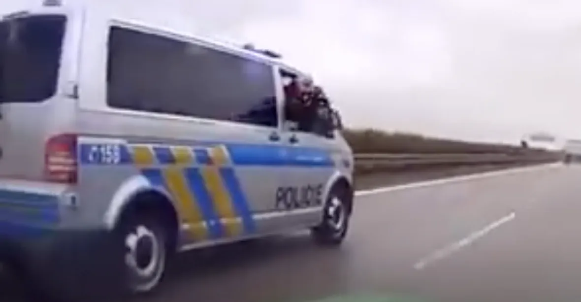 VIDEO: Policista vytáhl na předjíždějícího řidiče samopal