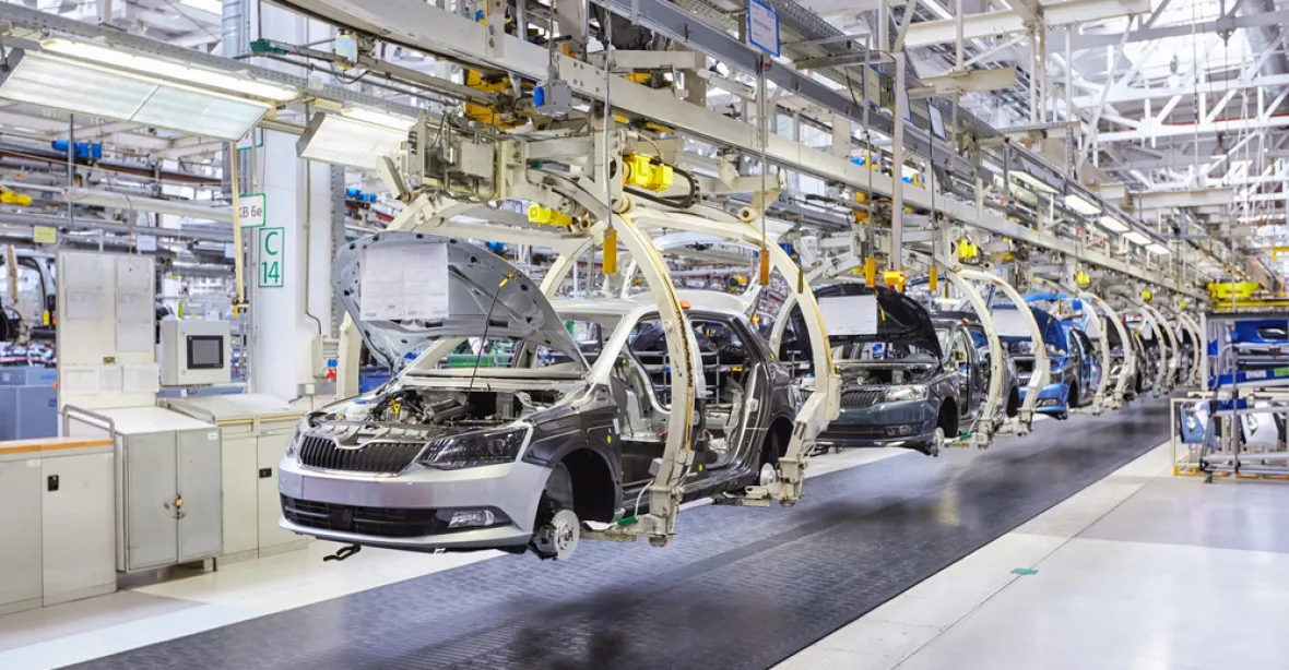Výroba aut v Česku meziročně klesla o 24 procent. Výrobci varují před uzavřením ekonomiky