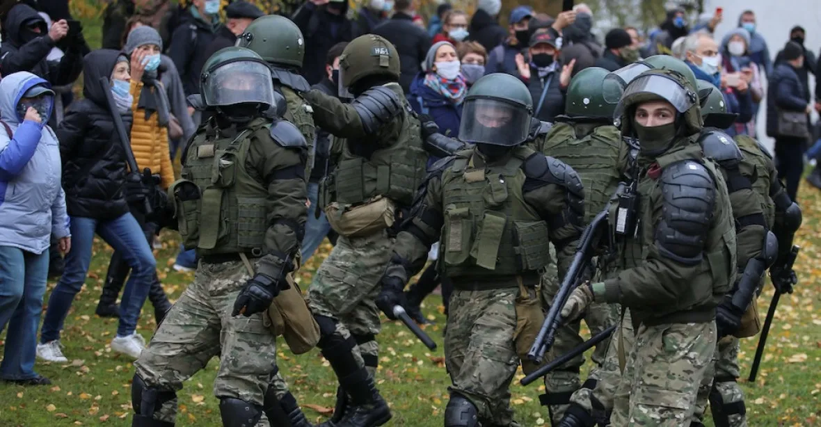 V Minsku potlačují protesty a střílelo se. Lukašenko nasadil obrněná vozidla