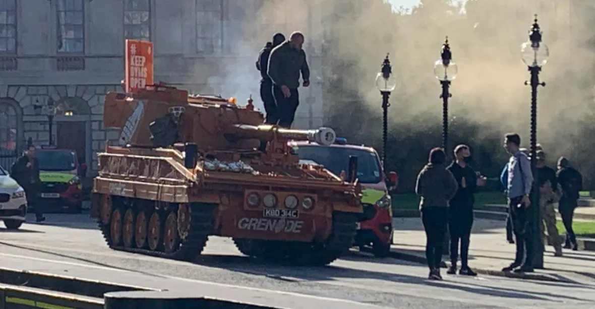 „Otevřete posilovny!“ Lidé namířili na parlament oranžový tank