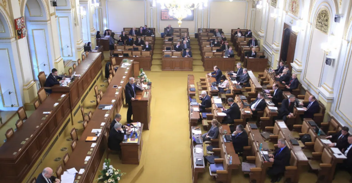 Sněmovna odmítla návrh Senátu dát 300 korun na občana krajům