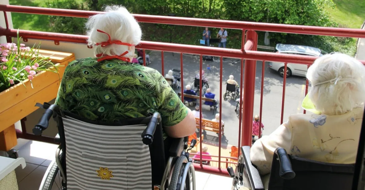 Dvě ošetřovatelky domova Slunečnice policie obvinila z týrání seniorů