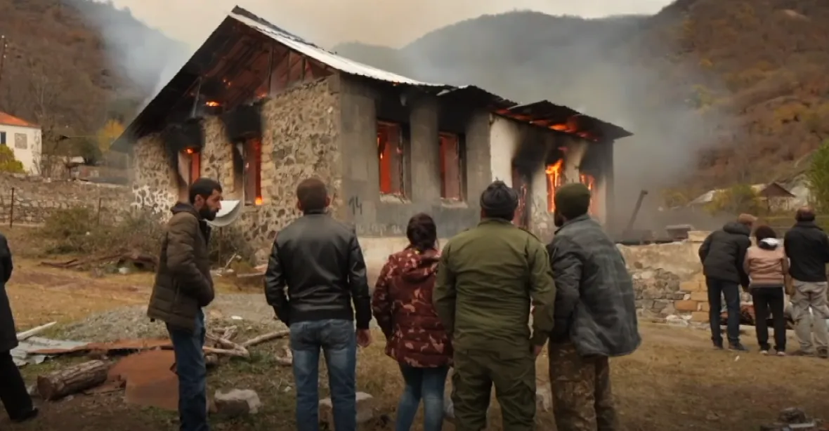 Padlo přes 2000 Arménů. Lidé prchají z Náhorního Karabachu, nechávají za sebou spálenou zemi