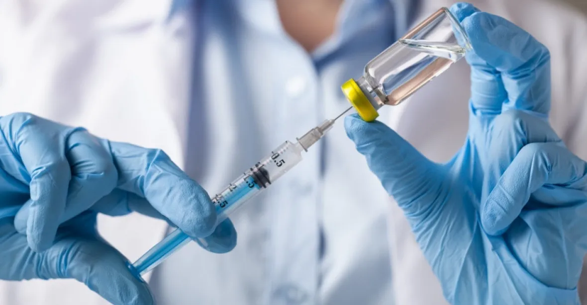 Blatný: Hromadné očkování proti covidu by mohlo být v nemocnicích
