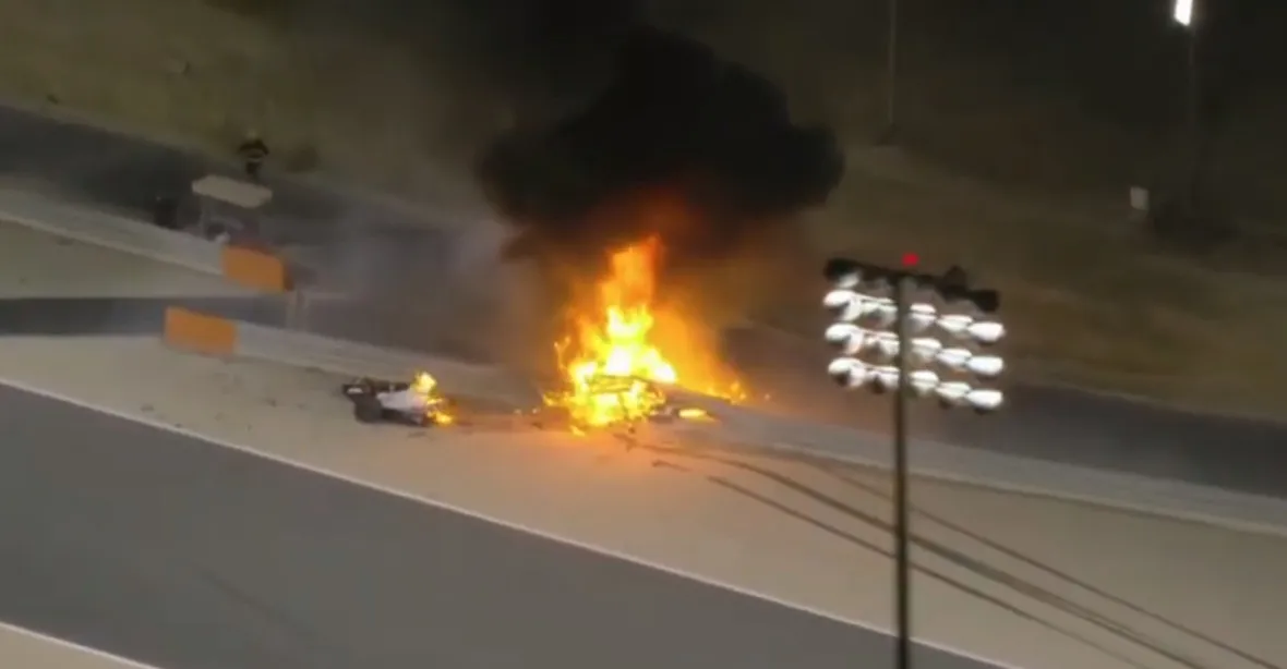 VIDEO: Děsivá nehoda a auto v plamenech. Pilot jako zázrakem vyvázl z rozpůlené formule