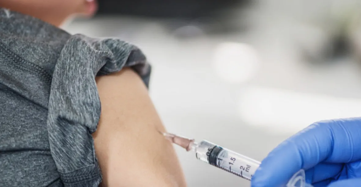 Ve Spojeném království začalo hromadné očkování proti covidu-19