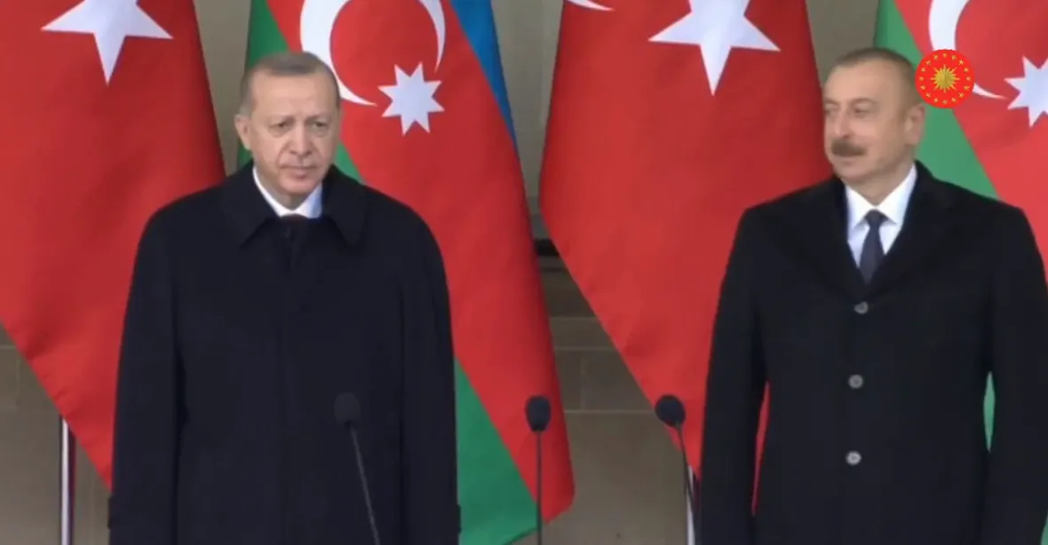 VIDEO: Erdogan slaví v Baku „velké válečné vítězství“. Boj neskončil, varuje