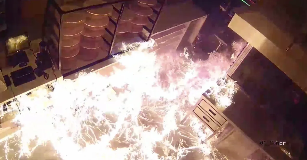 VIDEO: Maskovaný žhář vypálil příbramskou pizzerii. Pak odjel v luxusním autě