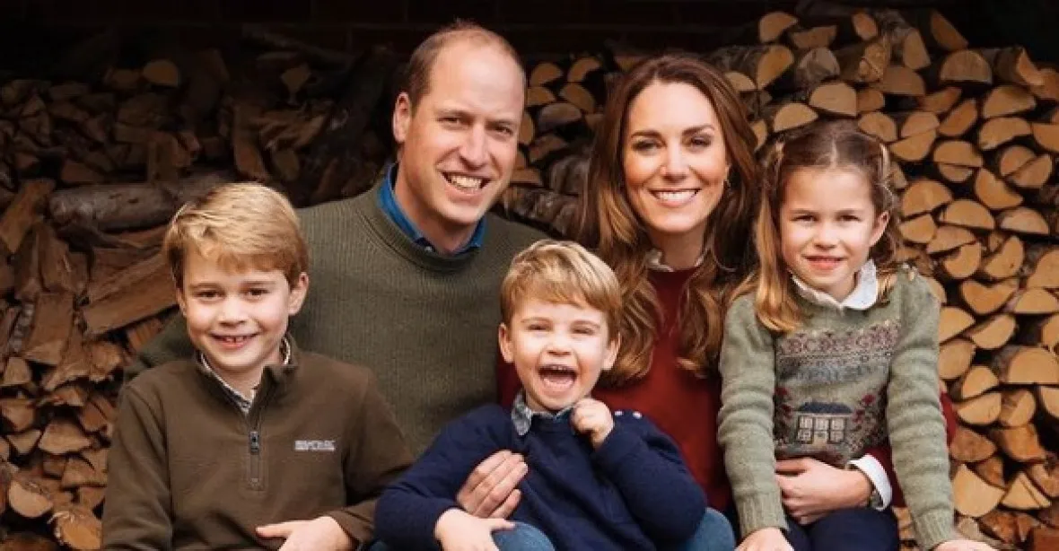 Královská rodina zveřejnila vánoční snímky. Zatím bez královny