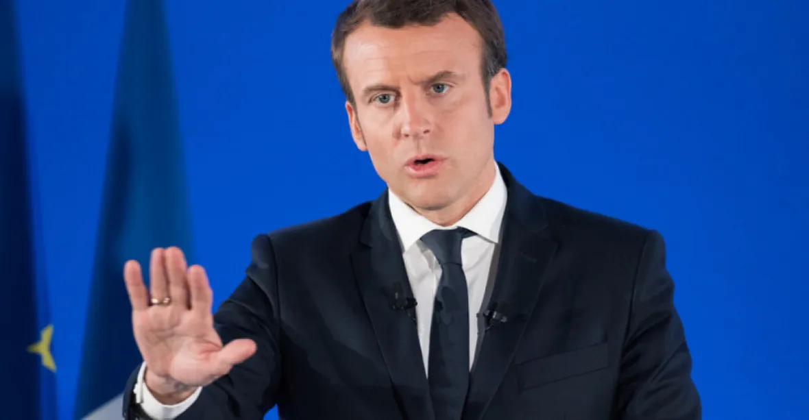 Macron pořádal večeři, i když pro Francouze platí přísná opatření, den na to byl pozitivní