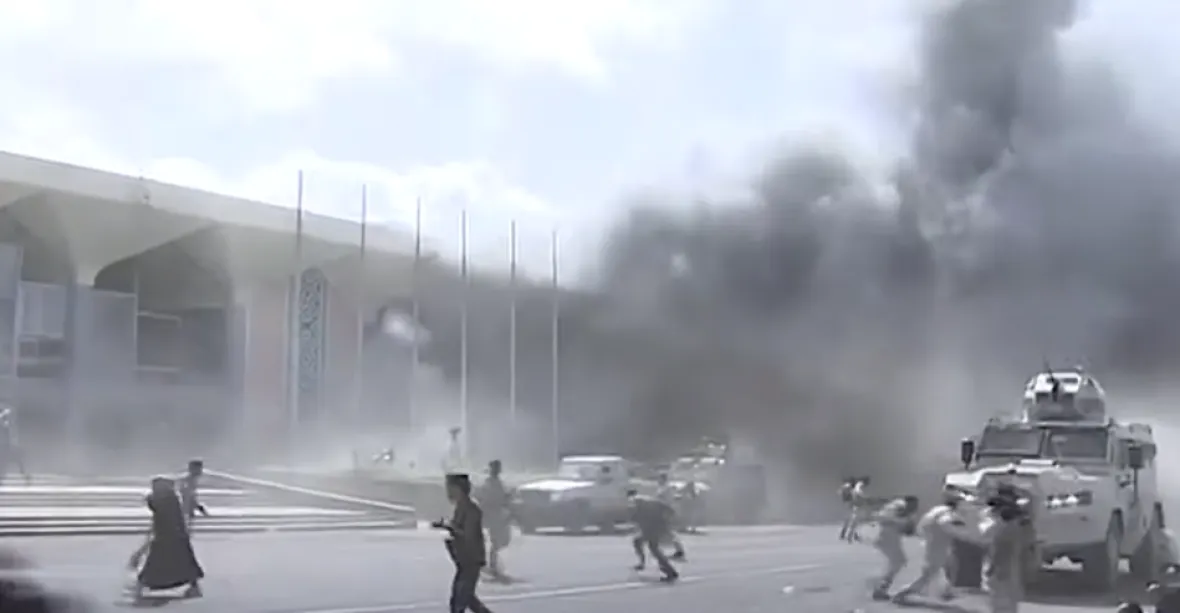 Exploze a střelba na adenském letišti zabily nejméně 5 lidí. Mířily zřejmě na vládní představitele
