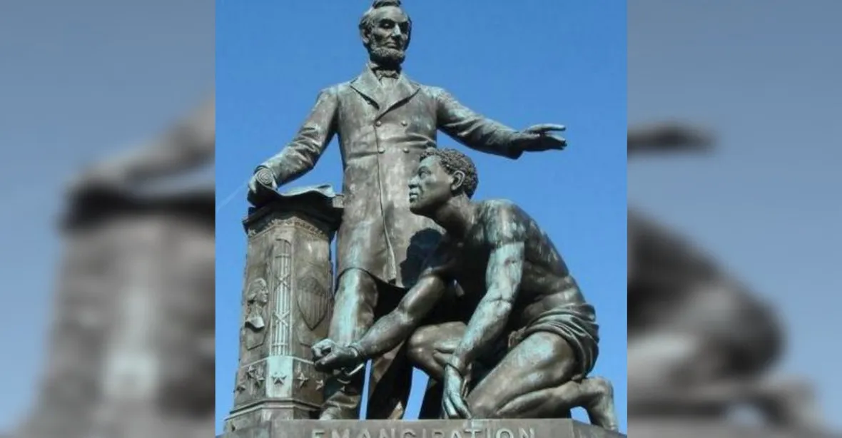 Boston odstranil kvůli údajnému rasismu sochu Lincolna připomínající zrušení otroctví