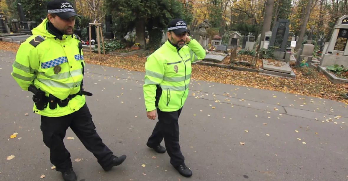 Praha šetří a škrtla 10 % tabulkových míst strážníků