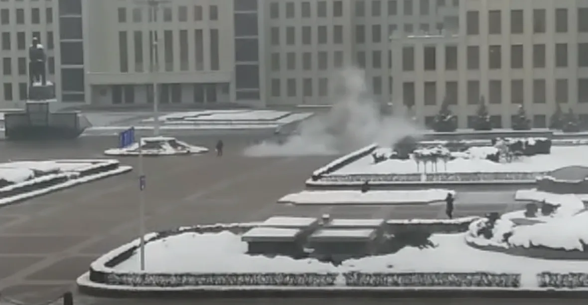 VIDEO: V centru Minsku se pokusil upálit muž. Plameny uhasili kolemjdoucí