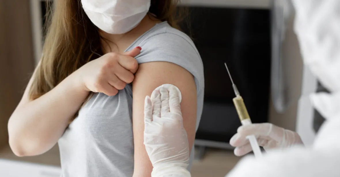 Proti covidu-19 se v Česku očkovalo přes 37 % zdravotníků. Zájem má podle Blatného 70 %