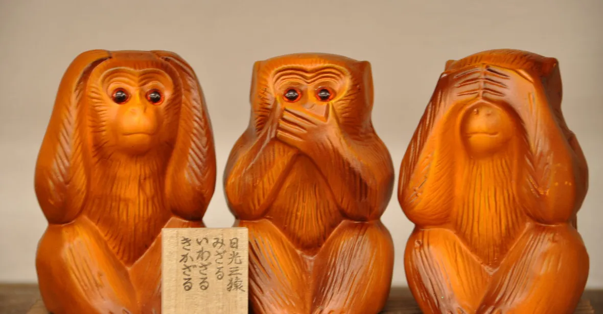 Neslyším, nevidím, nemluvím...  Tři moudré opice jsou prý urážlivým rasistickým stereotypem