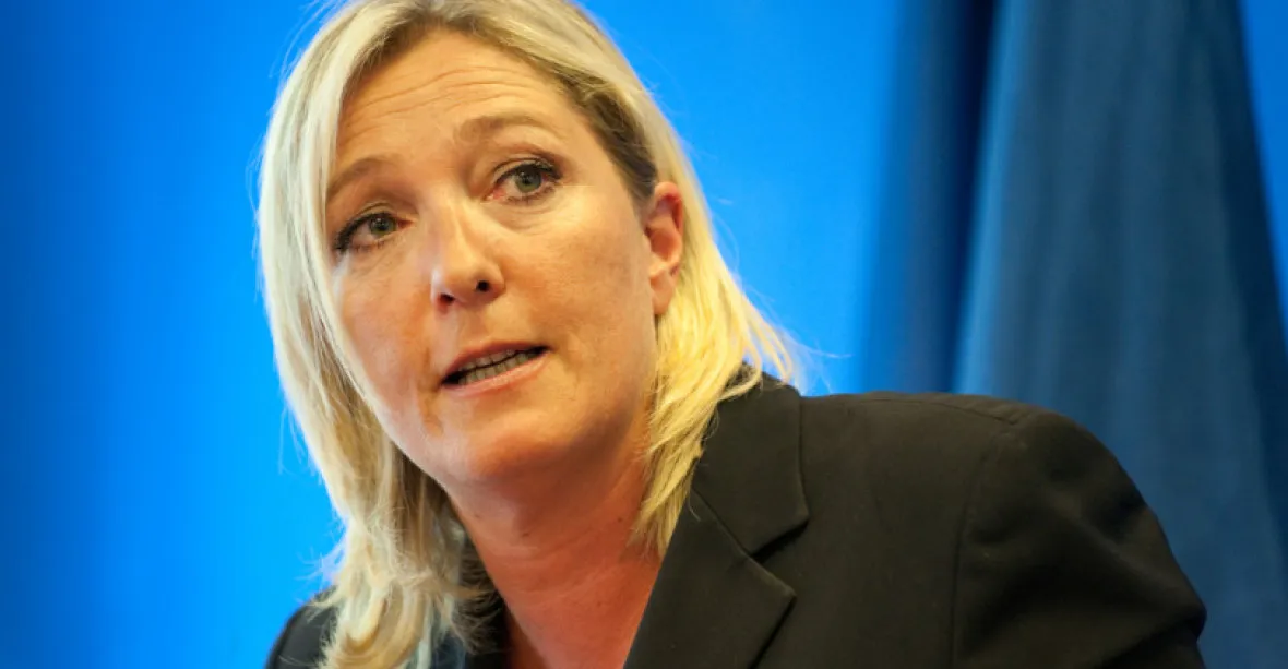 Průzkum: Le Penová by vyhrála v prvním kole prezidentských voleb před Macronem