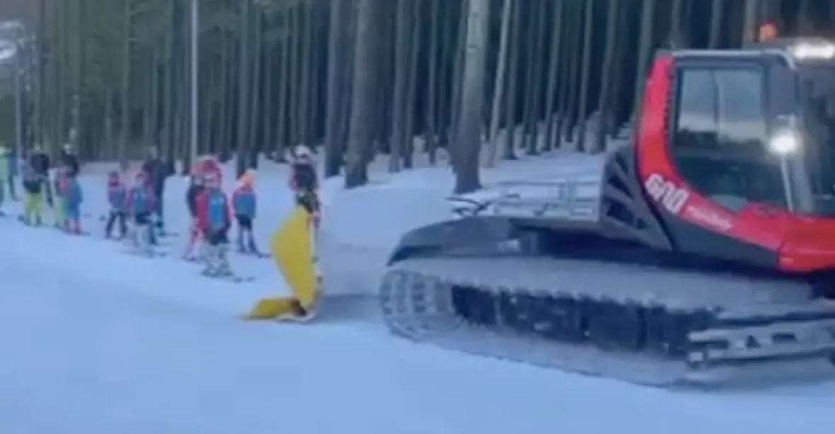 VIDEO: V Jeseníkách se lyžuje, lidi tahají na laně rolby