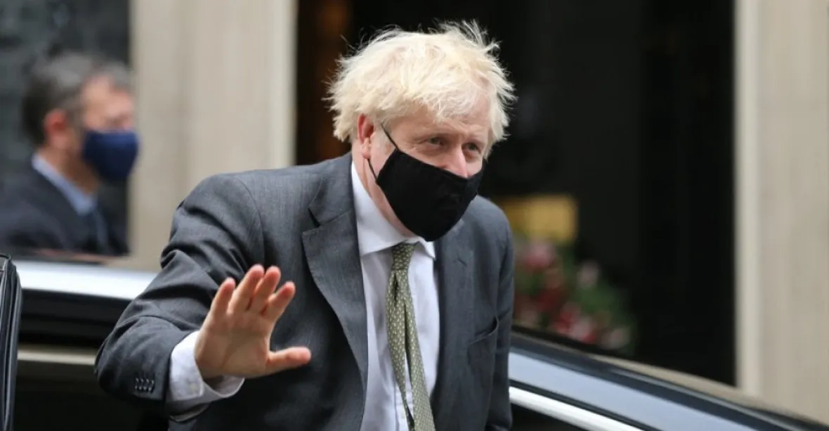 Premiér Johnson chystá pro Británii opatrný, ale nevratný plán rozvolňování