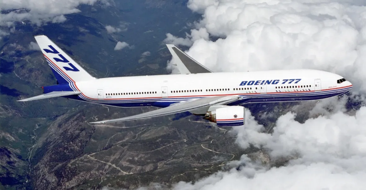 Nelétejte s naším modelem 777, varuje Boeing po havárii aerolinky. Ty už letadla „uzemnily“