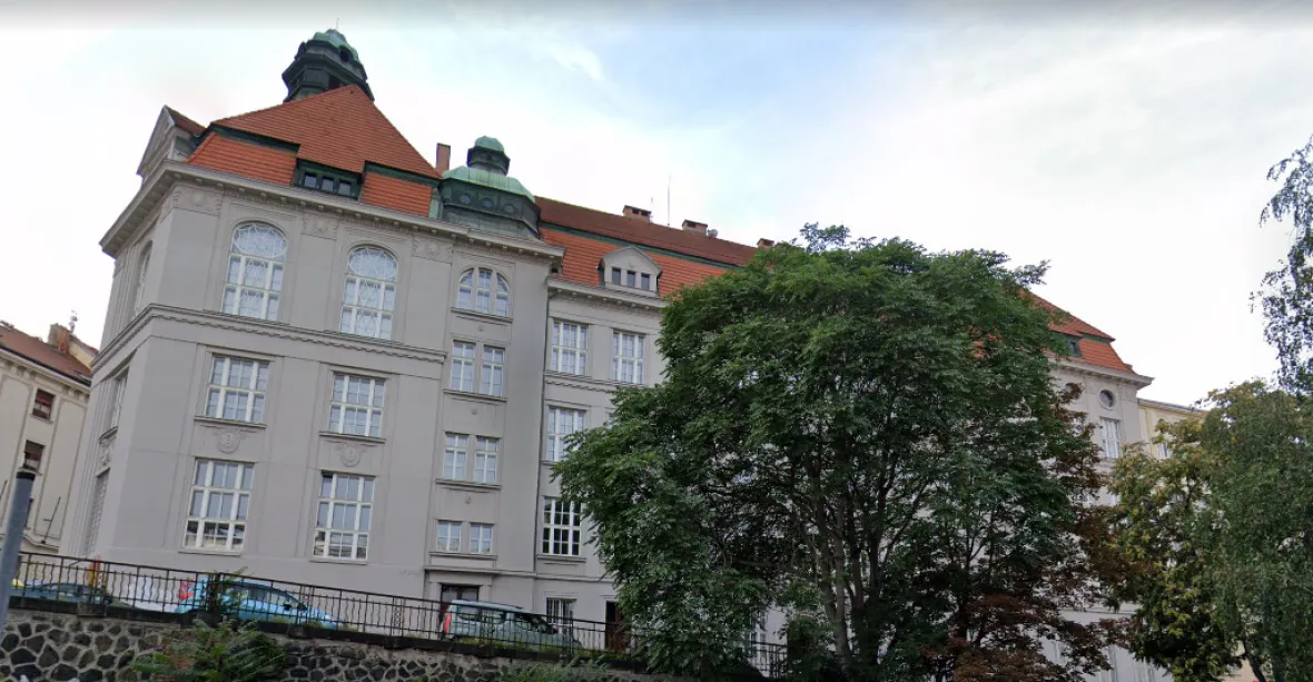 Soud zakázal gymnáziu v Praze distanční výuku. Musí začít vyučovat prezenčně