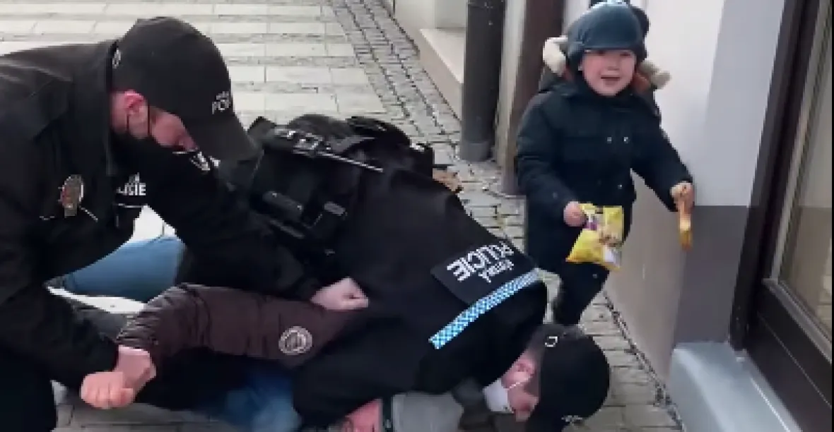 VIDEO: Drsný zásah před plačícím synem. Policie zaklekla na muže bez roušky