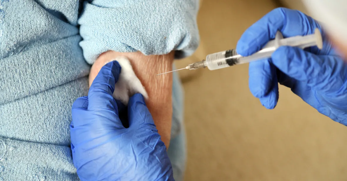 „Zemřela mi pacientka, nedožila se očkování,“ zlobí se praktici na nedostatek vakcín