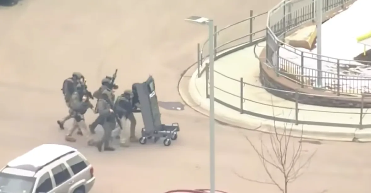 VIDEO: Střelec v obchodu v Coloradu zabil deset lidí, včetně policisty