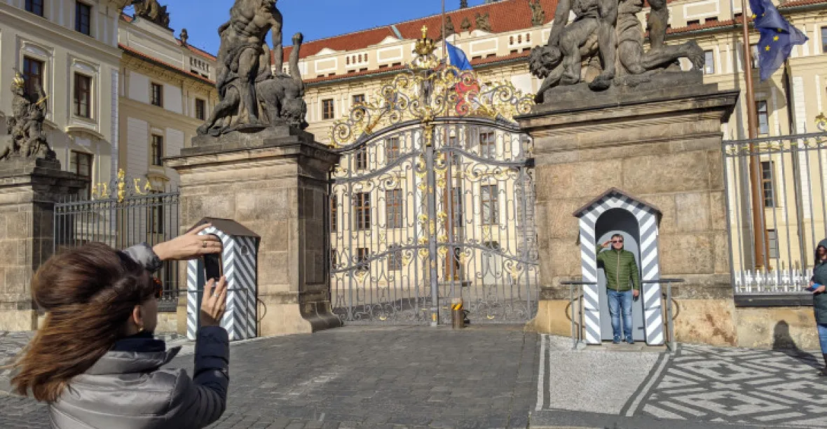 Pražský hrad ustoupil. Zruší plošné kontroly návštěvníků, nahradí je namátkovými
