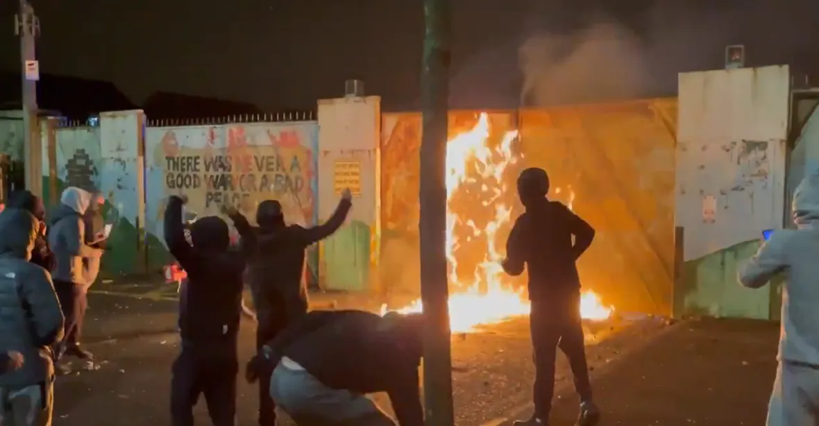 Severním Irskem cloumají nepokoje. Maskovaný dav podpálil autobus, bylo zraněno přes 50 policistů