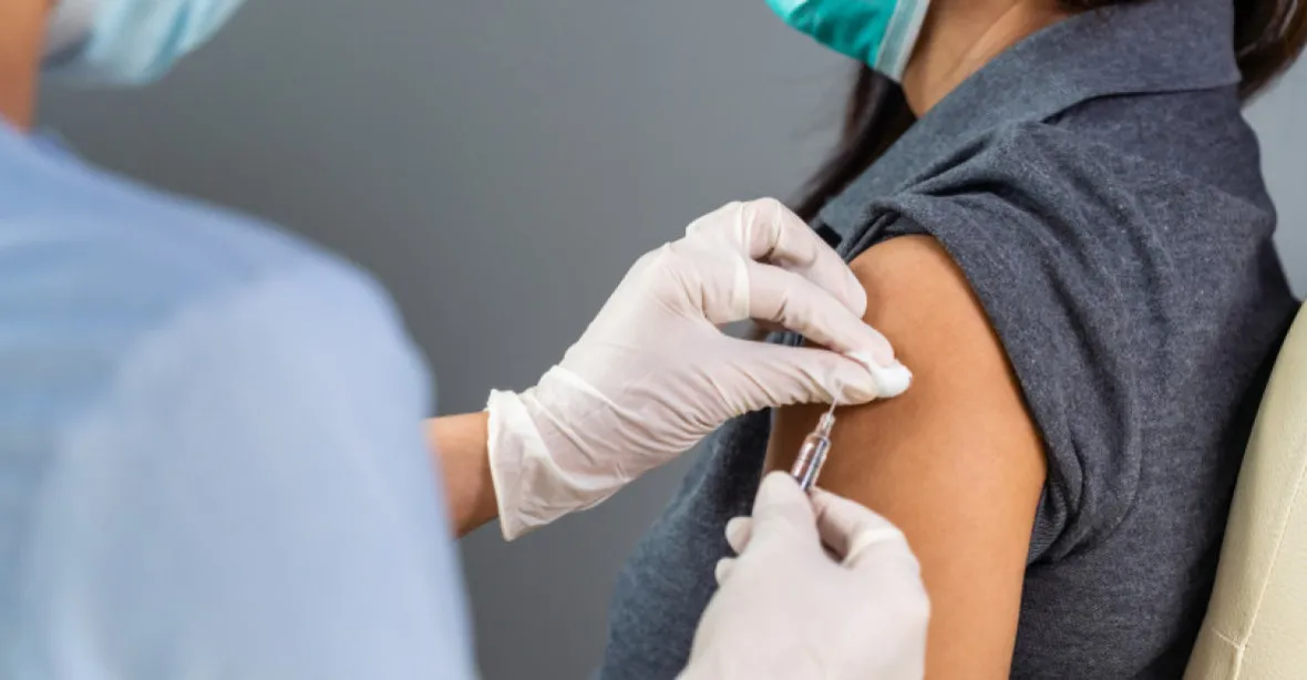 Lékový ústav hlásí za týden tři další úmrtí po očkování, celkem má již 39 případů