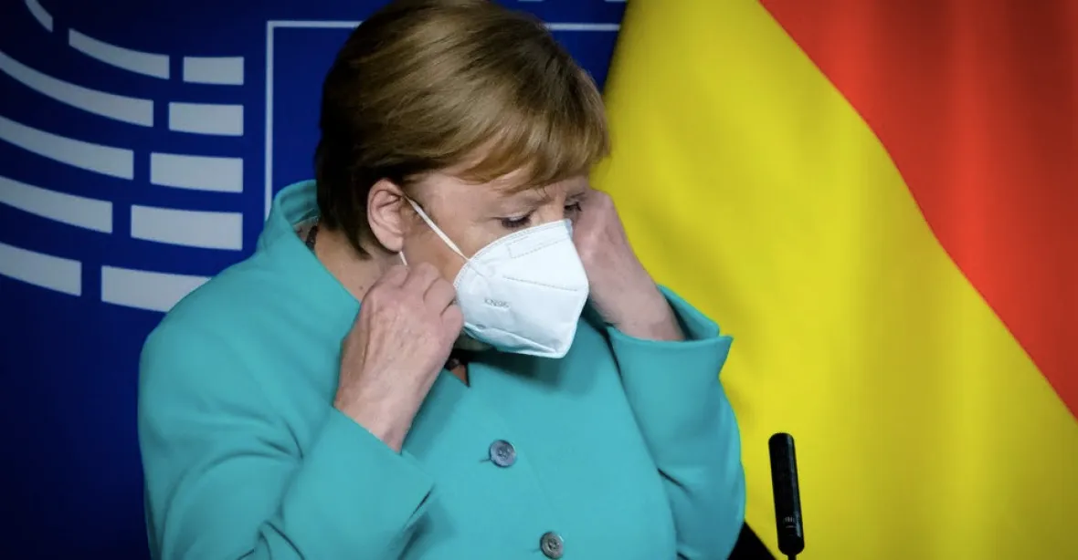 Merkelová prosadila „epidemickou brzdu“ navzdory spolkovým zemím. Tisíce lidí protestovaly
