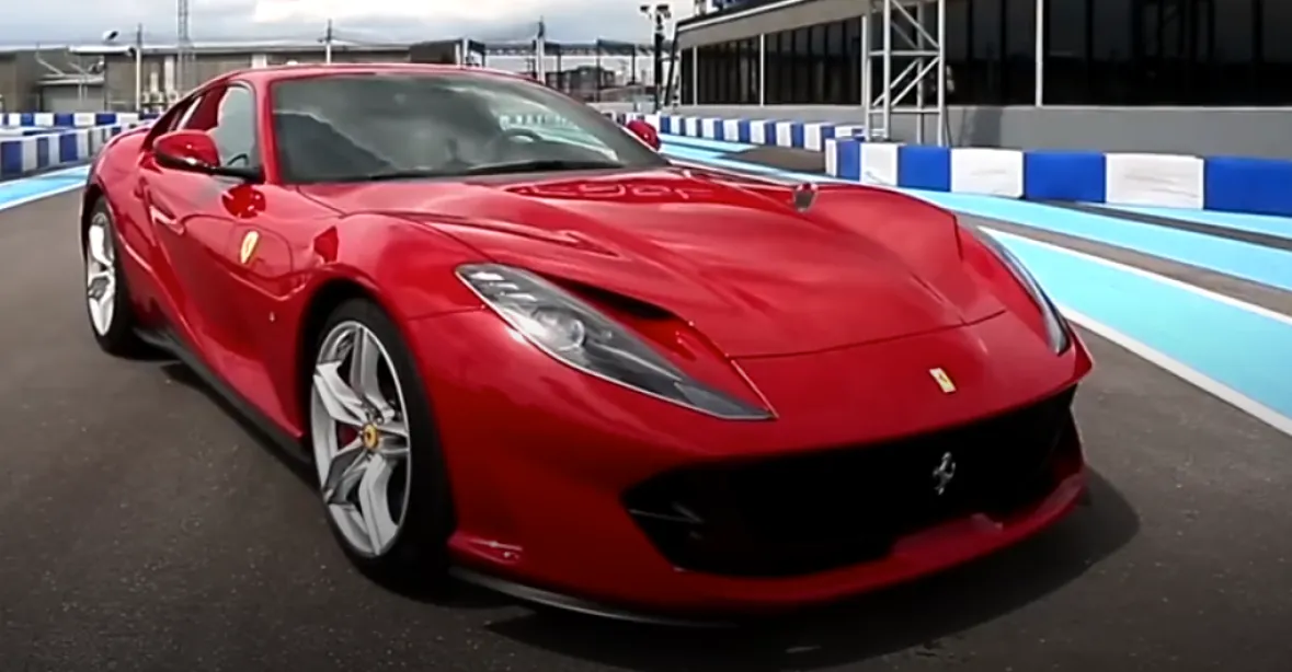 VIDEO: Z nuly na sto za 2,9 vteřiny. Ferrari představilo nový nejrychlejší vůz