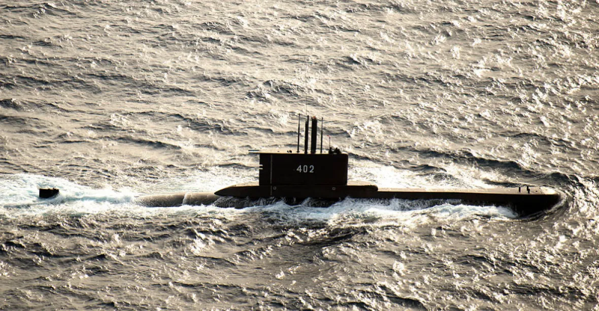 Naděje na záchranu námořníků ze ztracené ponorky zhasla. Už není šance, říká velitel