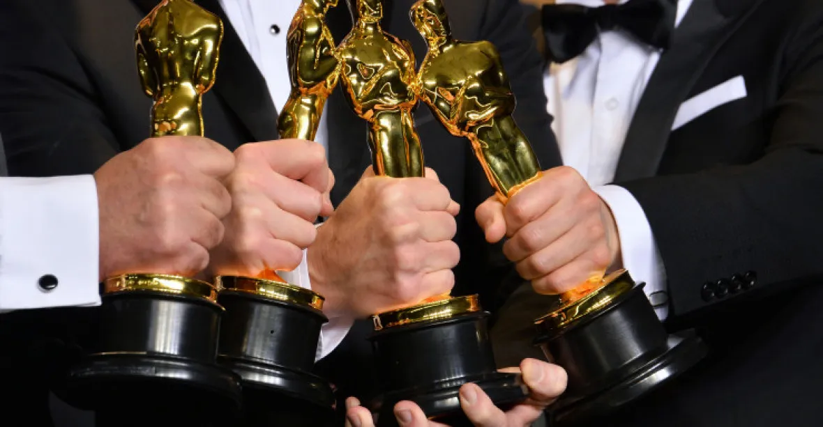 Hlavní kategorie na Oscarech ovládla Země Nomádů, sošku bere i Anthony Hopkins
